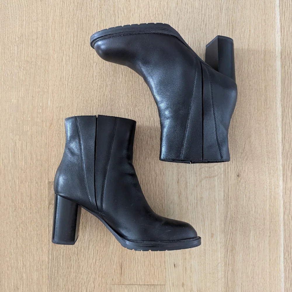 Aquatalia Black Betsy Bootie Size 7 Like New - Picture 5 of 6